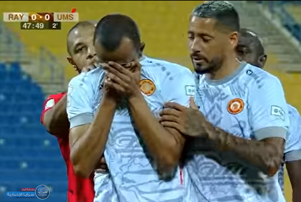 بالفيديو  ..  بكاء لاعب أردني بعد طرده من المباراة 
