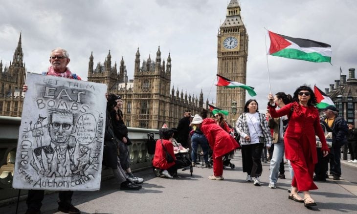 استطلاع: نصف البريطانيين يعتقدون أن "إسرائيل" تعامل الفلسطينيين كمعاملة ألمانيا النازية لليهود