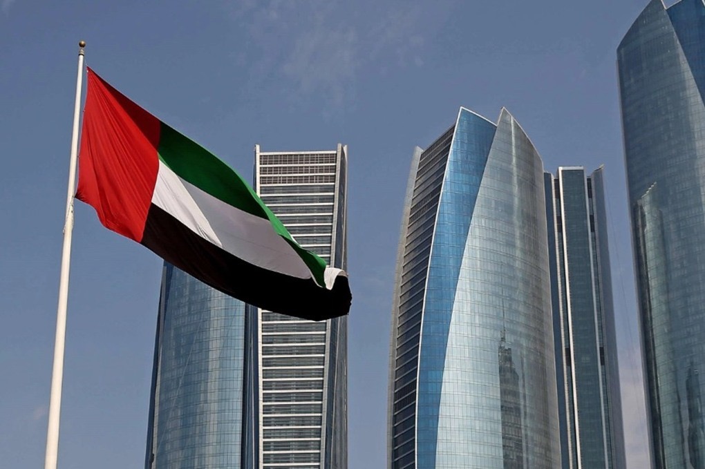 الإمارات تحظر أنشطة بنك ملي إيران