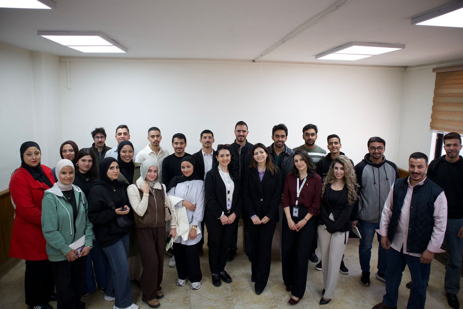 كلية الحقوق في جامعة الزيتونة الأردنية تنظّم محاضرة علمية حول الشركات التجارية وآليات تداول الأسهم