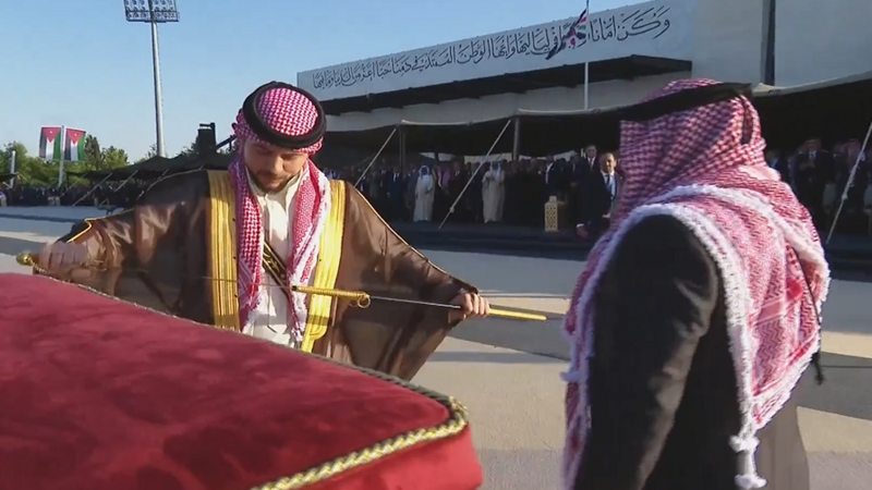 إن ينصركم الله فلا غالب لكم  ..  ما قصة السيف الهاشمي المهدى لولي العهد؟