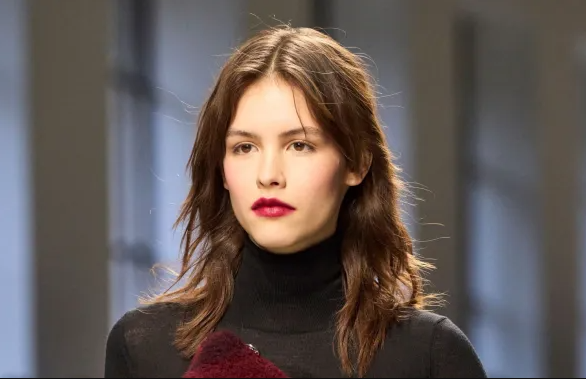 خل التفاح هو السر 'السحري' الذي يوازن حموضة بشرتكِ ويحارب البكتيريا المسببة للحبوب، ليمنحكِ النقاء الذي تحلمين به دون الحاجة لمواد كيميائية قاسية ..  جربي الوصفات الطبيعية واستعيدي إشراقة وجهكِ المشرقة