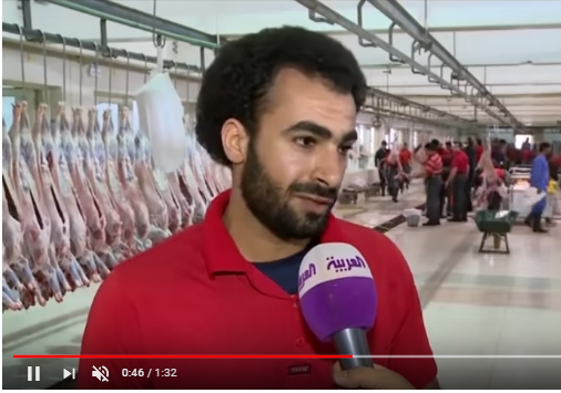 بالفيديو  ..  شبيه الاعب "محمد صلاح" يعمل بمسلخ في الكويت 