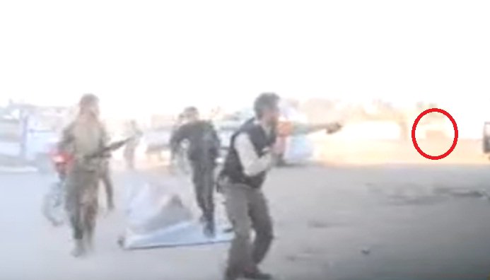 بالفيديو ..  لحظة اطلاق "داعش" النار بشكل كثيف على طاقم التلفزيون الايراني في سوريا