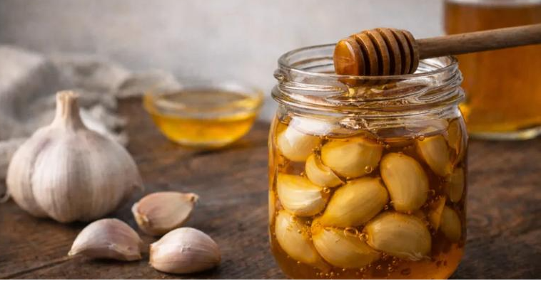 العسل والثوم ..  وصفة قديمة تعود بوعود صحية جديدة