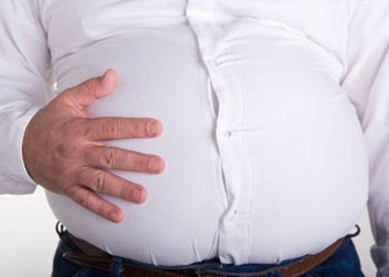 عادات شائعة تسبب انتفاخ البطن ..  فما هي؟