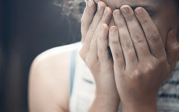 أغواها بالحلوى ..  رجل أربعيني يغتصب طفلة عمرها 3 سنوات