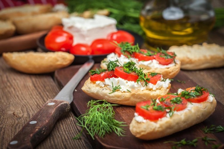 الخبز المحمص بالطماطم وزيت الزيتون والأعشاب