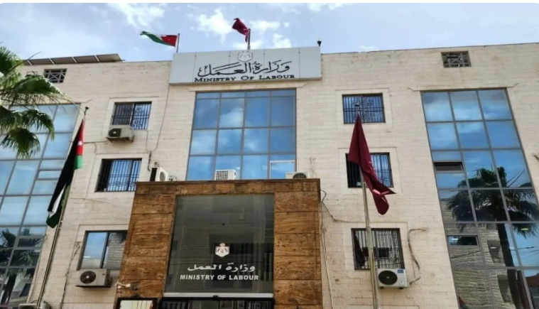 وزارة العمل: لا مزاولة لأي مهنة دون ترخيص وفق القانون الجديد