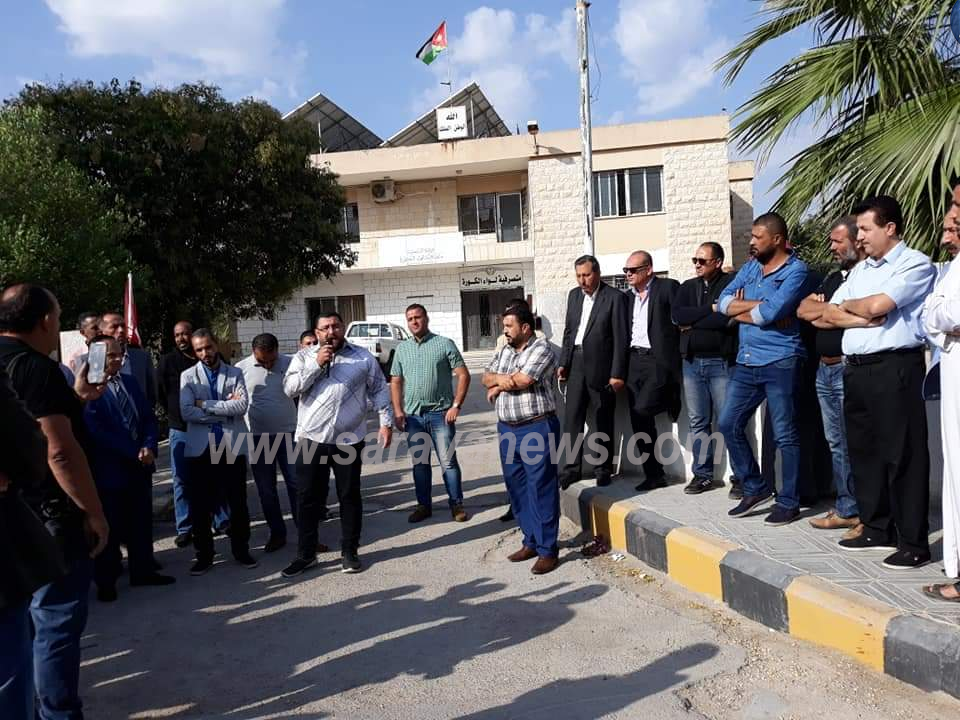 بالصور .. اربد :مواطنون يحتجون على تأخير تنفيذ طريق دير ابي سعيد _ سموع