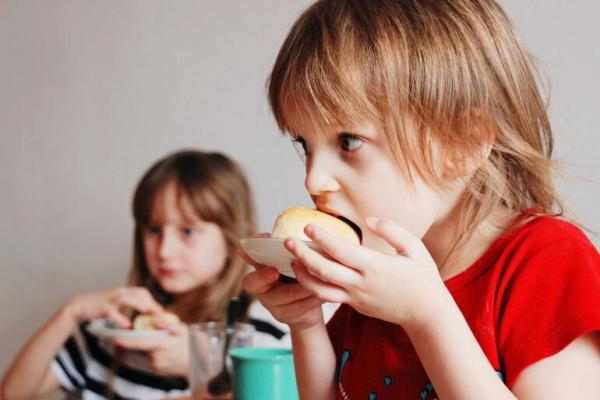 10 حلول عملية لرفض طفلك تناول الخضراوات والفاكهة