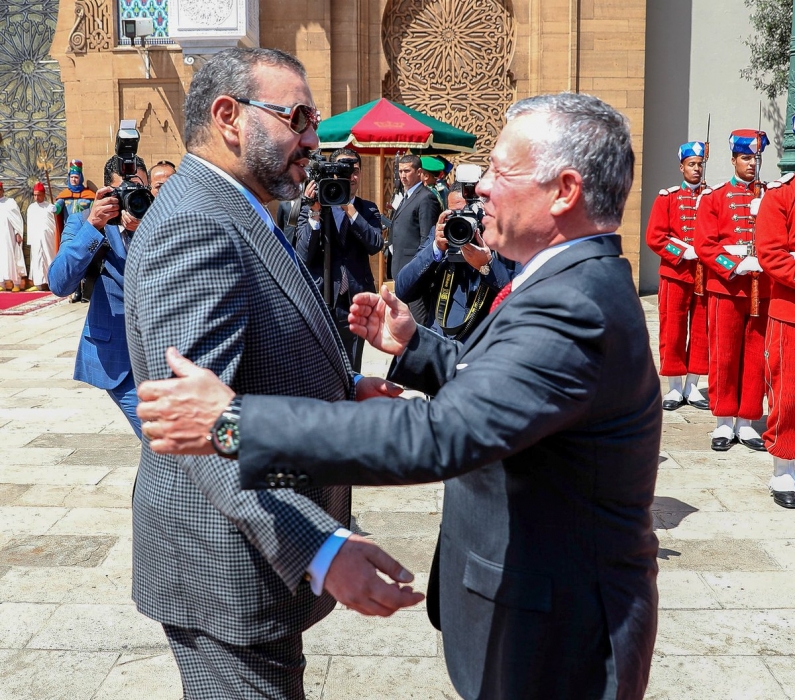 الملك يطمئن على صحة العاهل المغربي