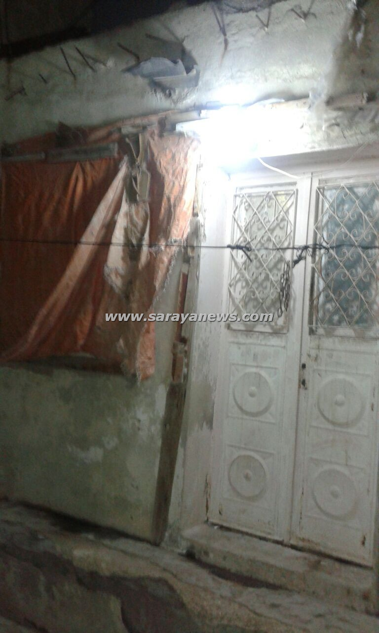 الفقر  يُجبر أب على العيش بمنزل تغمره المياه بكل جوانبه و طفلته بحاجة لعمليات جراحيه  ..  صور
