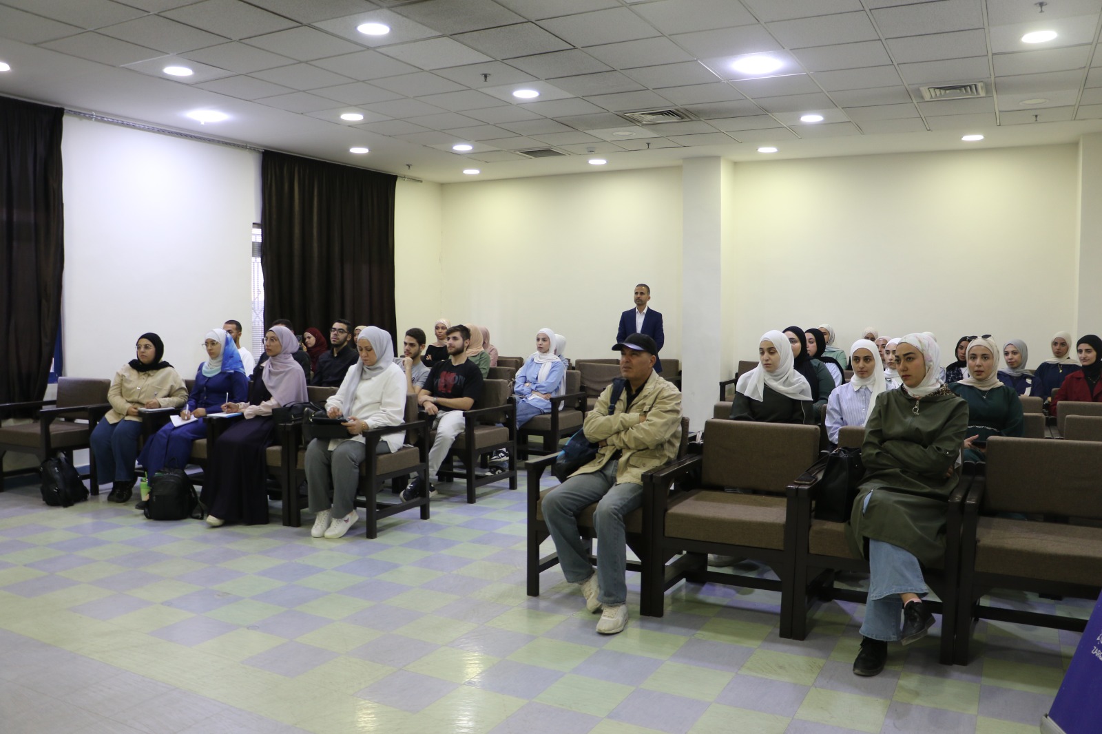 جامعة الزرقاء تنظم ورشة عمل بعنوان "إنتاج فيديو أدبي باستخدام الذكاء الاصطناعي"