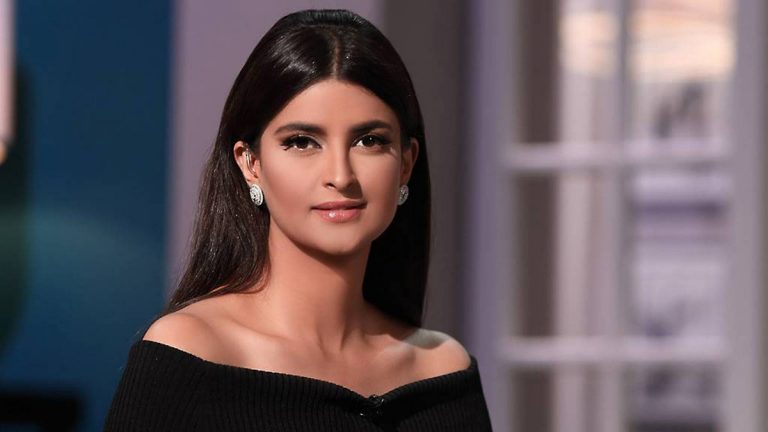 بالفيديو ..  شاهد شاب يطلب الزواج من علا الفارس في الشارع ..  وهذا رد فعلها