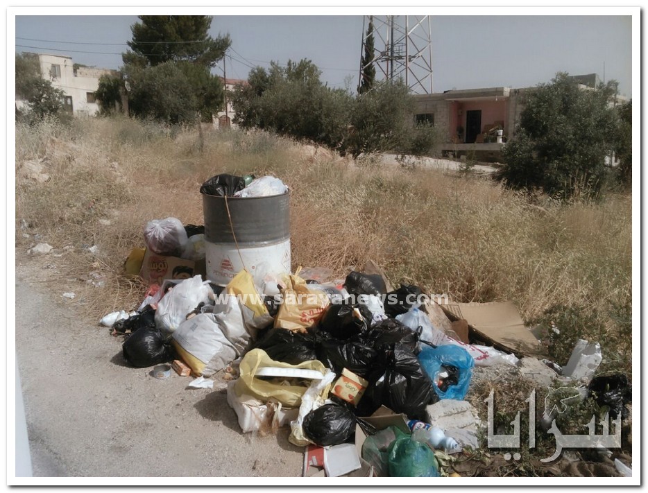 بالصور  ..  النفايات تغرق الحي الغربي في قرية ديريوسف و عمال الوطن ينهون اعمالهم في الساعة الثامنة صباحاً