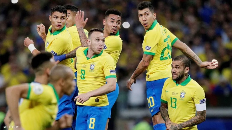 ألفيس في تشكيلة البرازيل لكأس العالم واستبعاد فيرمينو