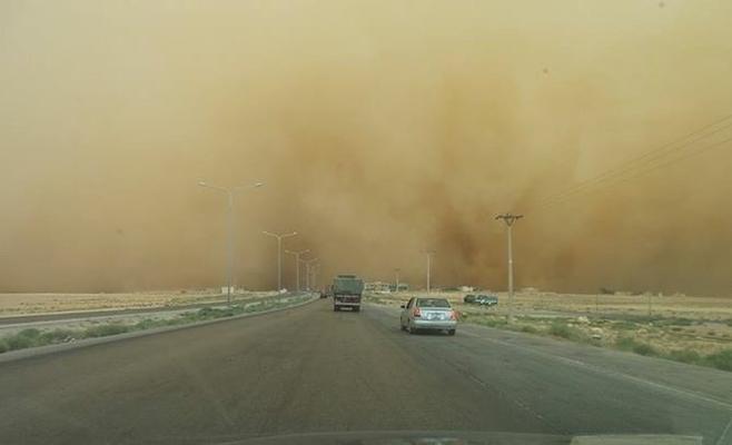 الدوريات الخارجية تحذر من انعدام الرؤية على الطريق الصحراوي نتيجة الغبار 