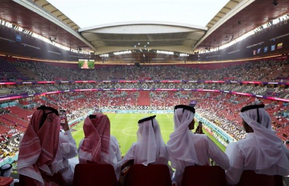 لاعب الماني سابق يسيء للثوب العربي القطري 