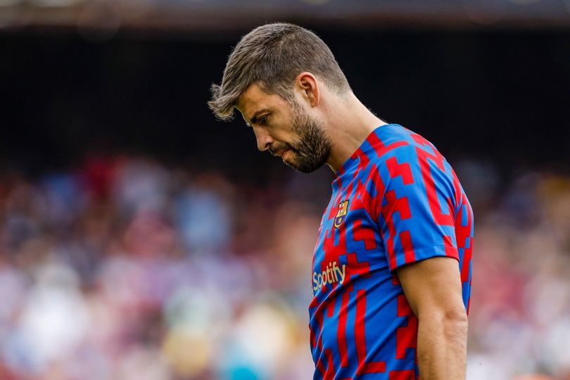 رسميًا بيكيه مدافع برشلونة يعلن اعتزاله 