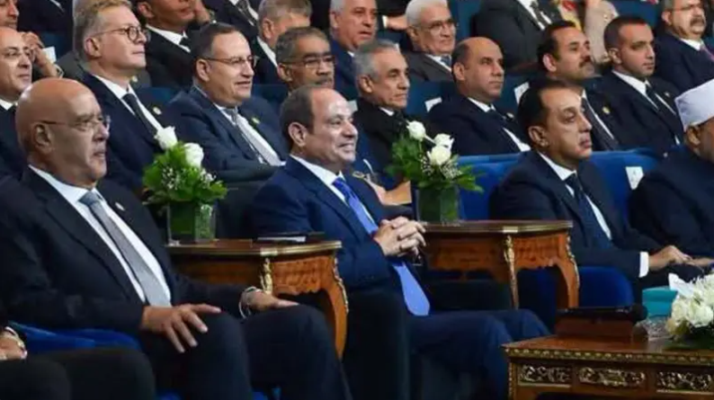 السيسي يحذر من الإفراط في مواقع التواصل ..  ويستشهد بأحفاده