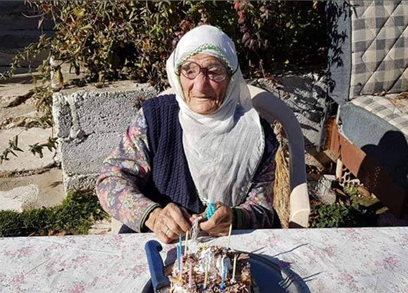 بالصورة  .. معمّرة تحتفل بعيد ميلادها للمرة الأولى بعمر الـ102 عاماً