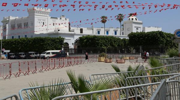 الرئيس التونسي يفرض حظر التجول ليلا حتى الجمعة