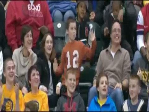 بالفيديو .. ولد يجذب الأنظار إلى رقصته أكثر من مشاهير كرة السلة