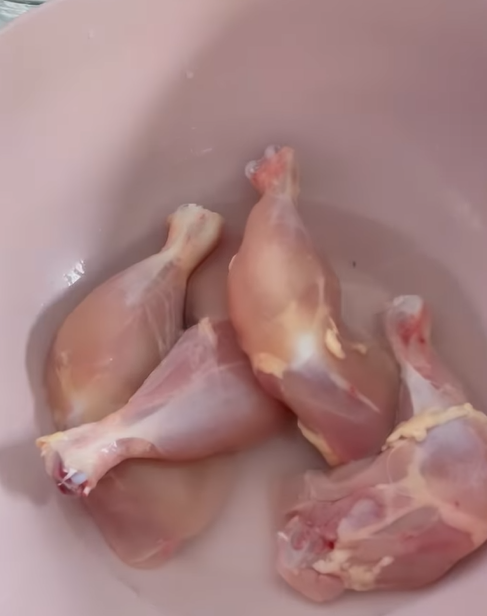 بالفيديو ..  طرق لتعقيم الدجاج 