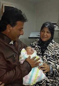 قصة الفلسطينية "عائشة" رزقت بمولود  بعد 25 عاما من الزواج