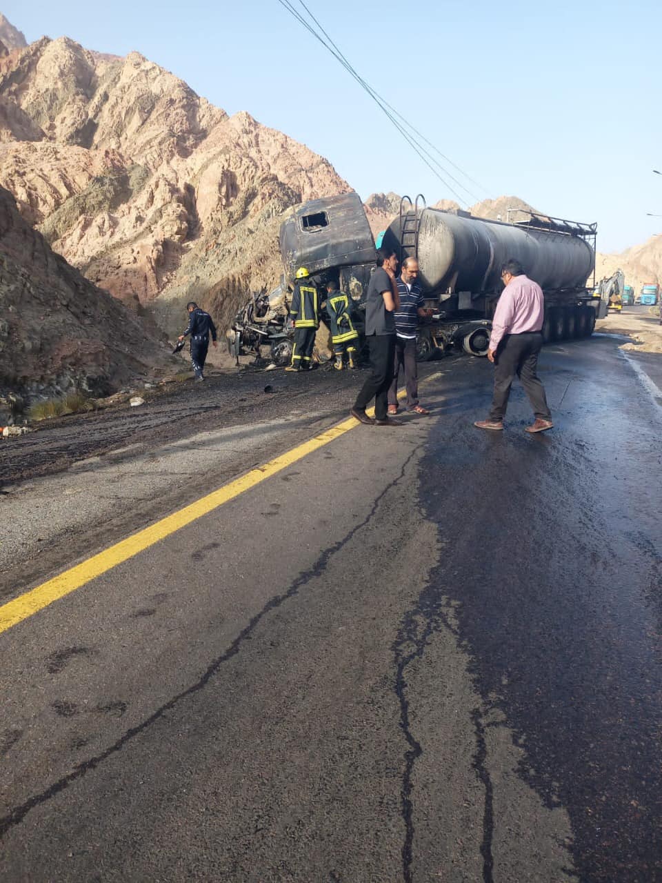 إعادة فتح جسر الحاويات والطريق الخلفي بالعقبة بعد إزالة العوائق الناتجة عن حادثي السير