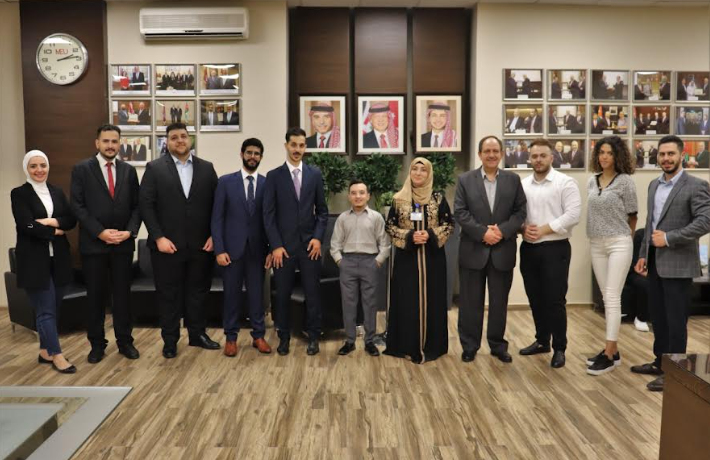 مناقشة مشاريع تخرج دولية لطلبة "الشرق الأوسط"