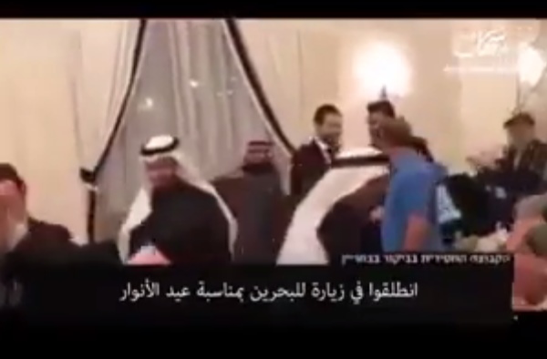 بالفيديو  ..  "يهود البحرين" يرتدون الزي الرسمي ويرقصون ويغنون للهيكل المزعوم