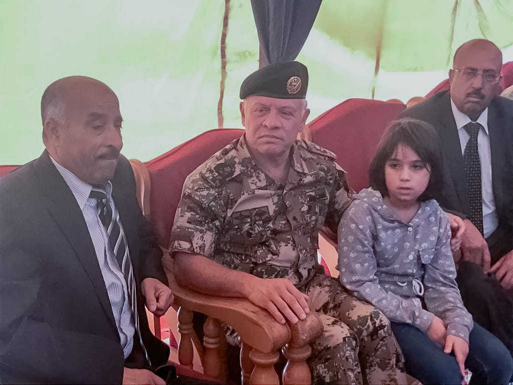 بالصور  ..  الملك يقدم واجب العزاء بالشهيد أحمد الزعبي في الرمثا