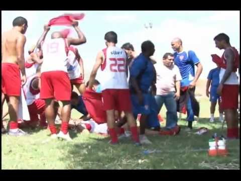 بالفيديو.. لاعب يلفظ أنفاسه الأخيرة بالتدريبات أمام زملائه