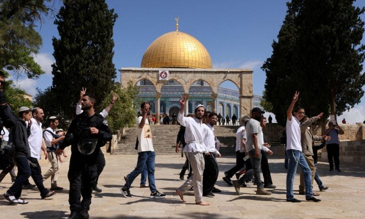 عشرات المستوطنين المتطرفين يقتحمون باحات الأقصى