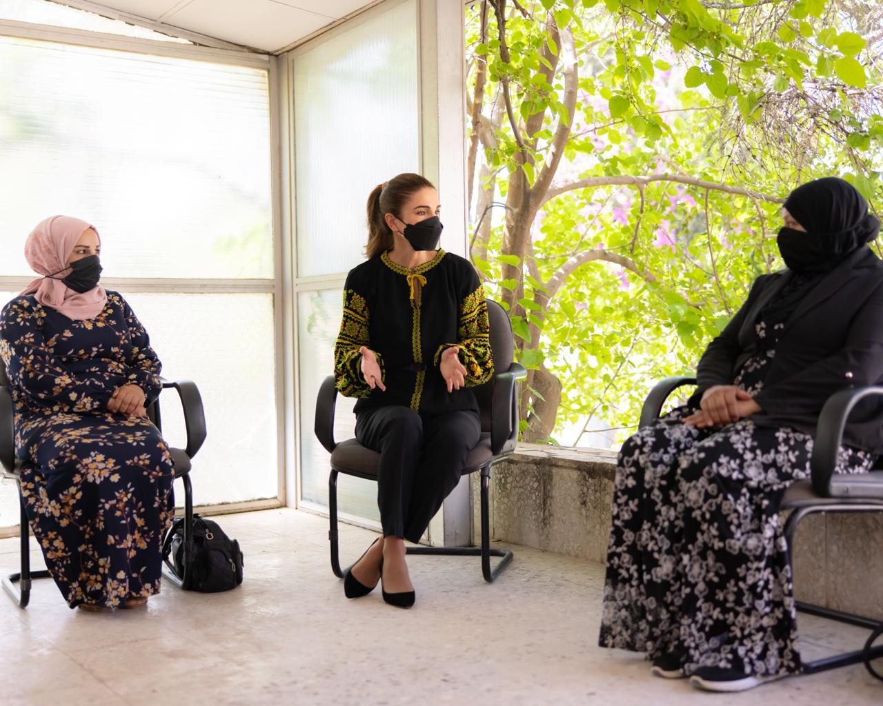 بالصور ..  الملكة رانيا تلتقي أصحاب المشاريع الصغيرة المدرة للدخل