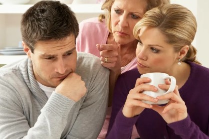 يسوء التفاهم بين أمي وزوجتي بسبب أبناء أختي، ماذا أفعل؟
