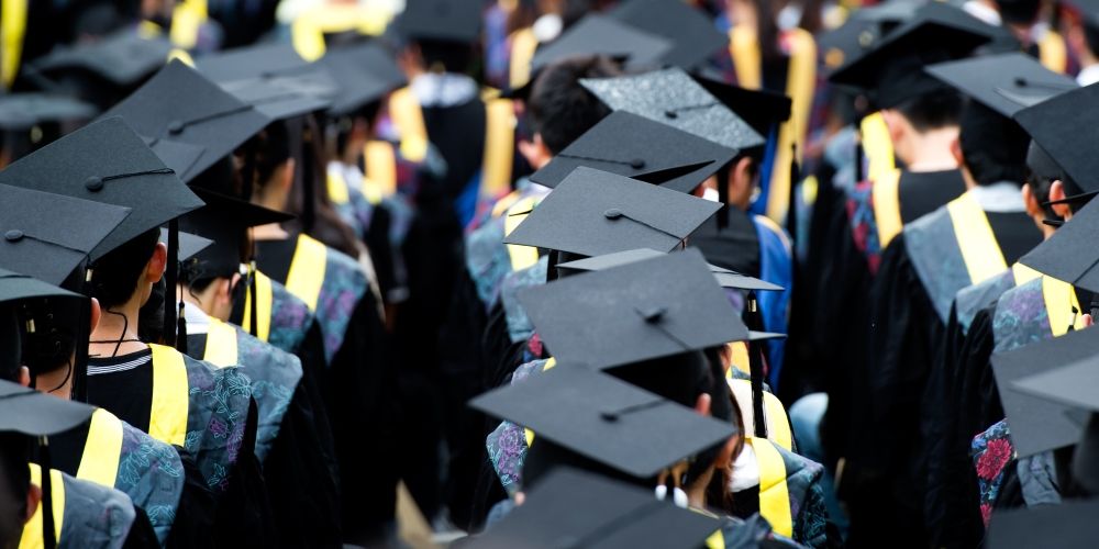 فتاه أردنية بعد ان مات من تكفل بدراستها تقطعت بها السبل وتناشد اهل الخير لاكمال دراستها الجامعية 