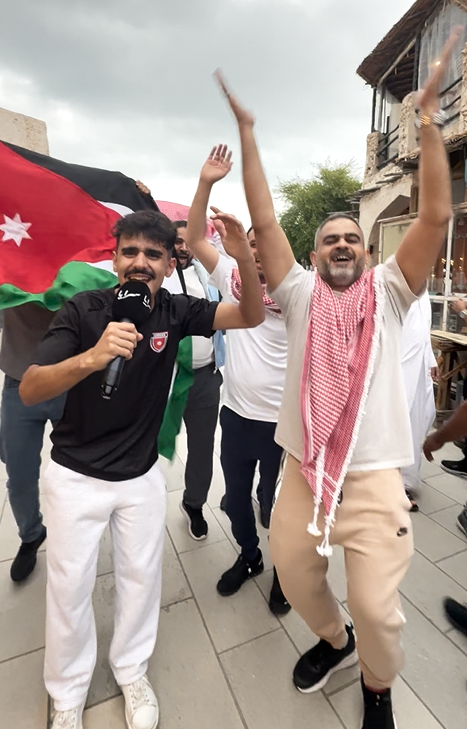 أطفال وكبار ..  الجماهير الأردنية في قطر ترفع الأعلام والهتافات - فيديو 