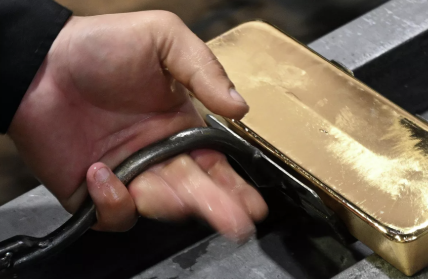 محلل يحدد السيناريوهات التي قد يبدأ فيها الذهب بالانخفاض