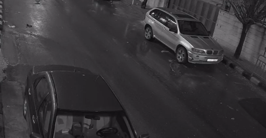 شاهد بالفيديو  ..  مجهولون يلقون البيض على منزل وسيارة مواطن في منطقة أبو علندا