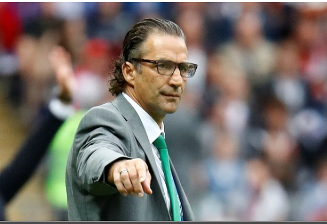 مدرب المنتخب السعودي يخرج عن صمته بعد الخسارة الثقيلة