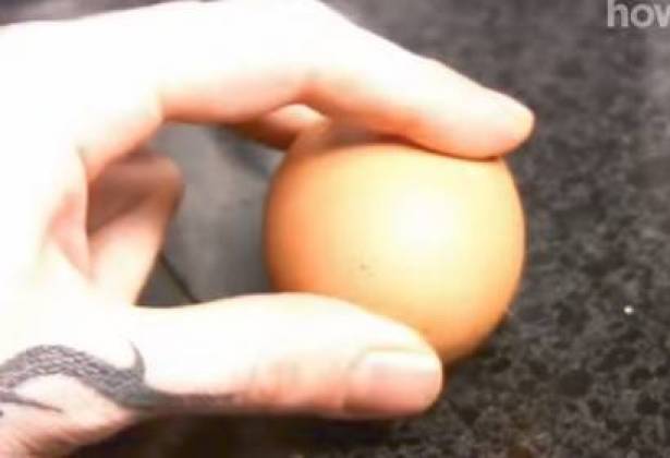 بالفيديو ..  كيف تكسر البيض من دون أن تُسقط القشر داخله؟