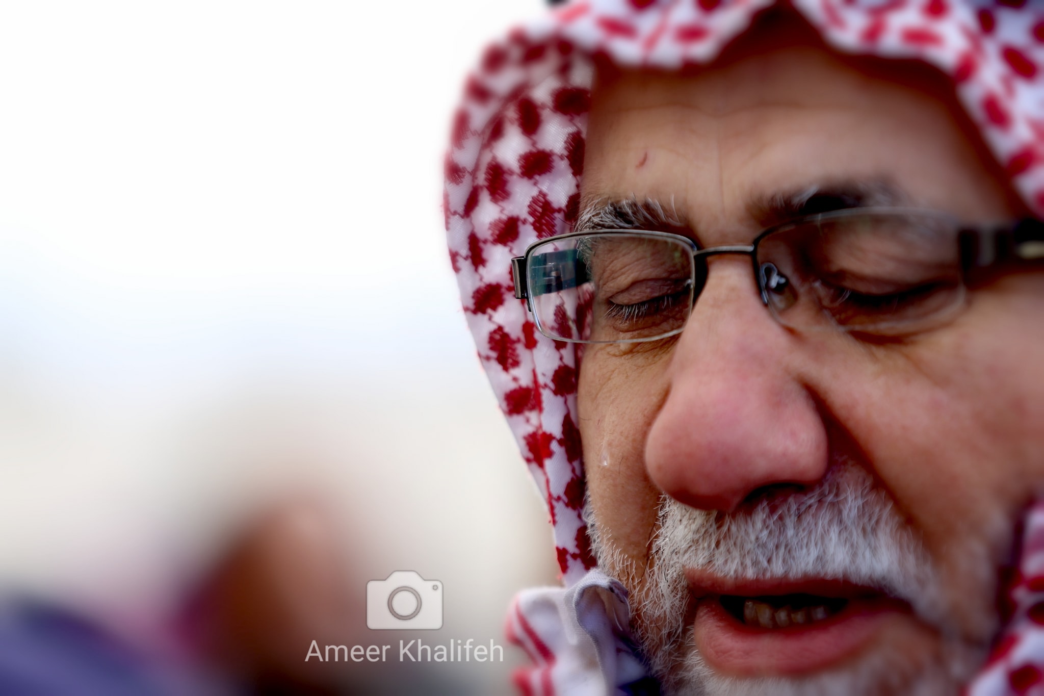 بالفيديو  ..  المئات يؤدّون صلاة الغائب على روح الشاب حمزة الخطيب وعمّه يذرف الدموع 
