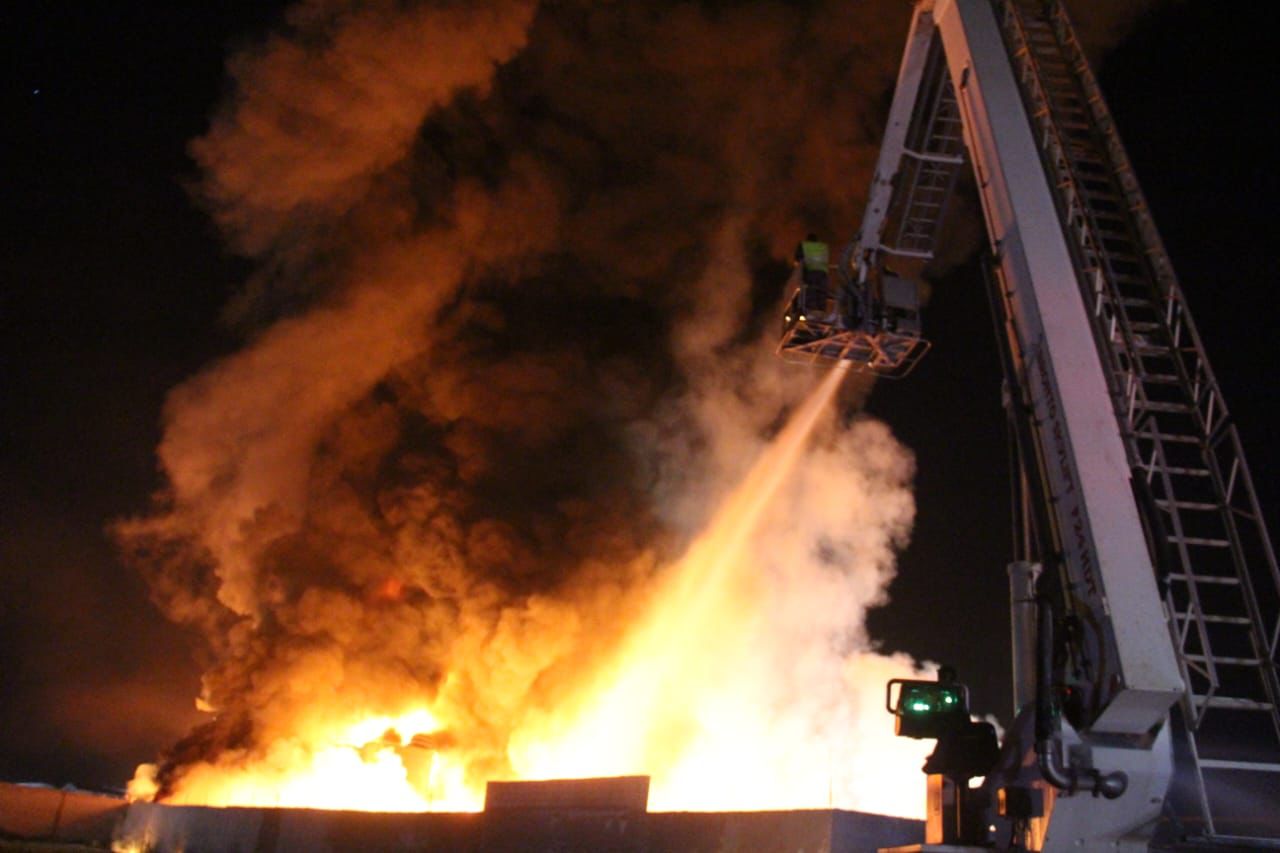 بالفيديو والصور  ..  حريق ضخم في مصنع للزيوت بمحافظة المفرق والدفاع المدني يتمكن من اخماده 