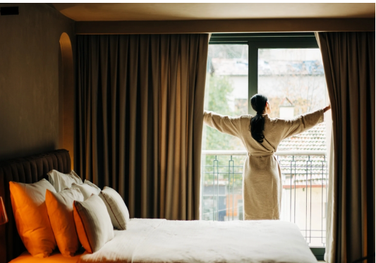 إتيكيت الفنادق: كيف تتصرف داخل الغرف وتستفيد من الخدمات