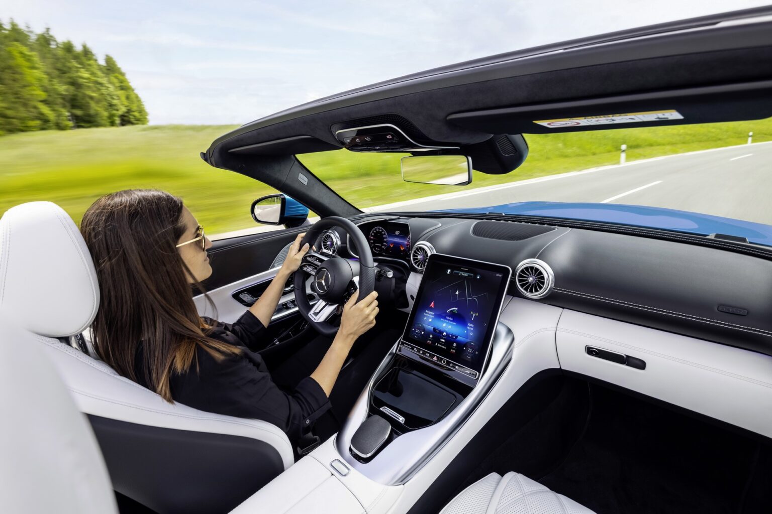 مرسيدس AMG SL 2022 الجديدة كلياً تكشف داخليتها