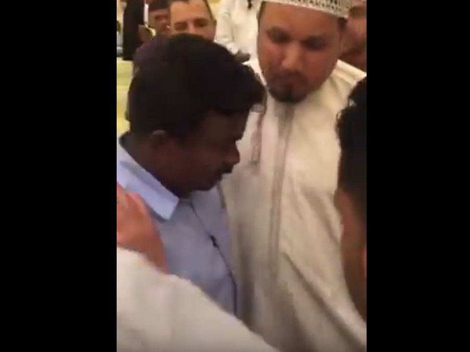 بالفيديو ..  لحظة اشهار شاب هندي اسلامه بأحد المساجد 
