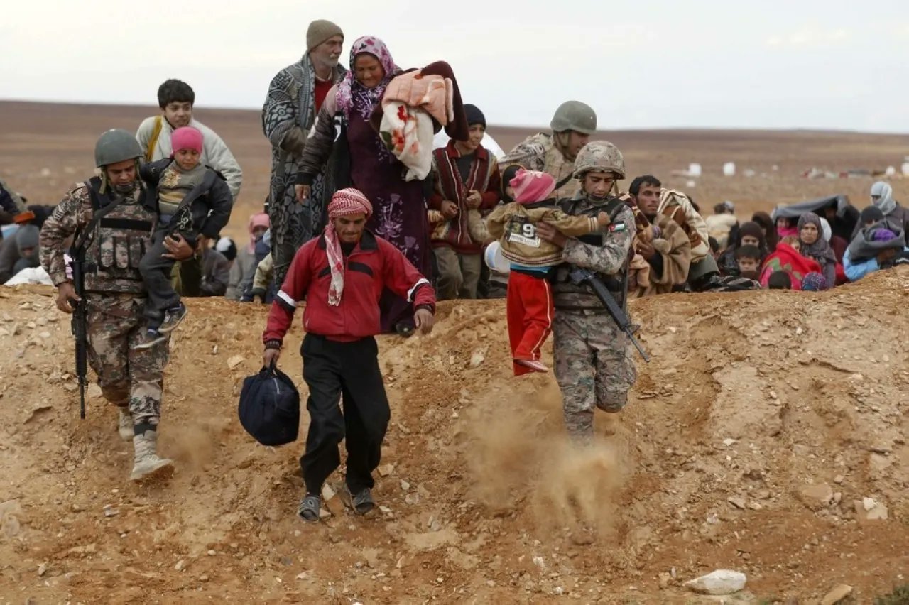 لاجئ سوري يروي رحلة اللجوء إلى الأردن: وضعت طفلتي في حقيبة  ..  وضابط أردني أبكاني بموقفه الإنساني